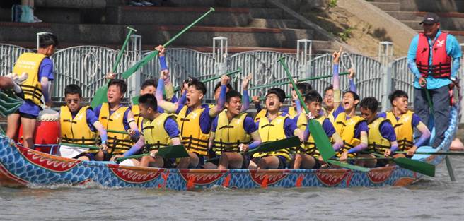 社头国中龙舟队拿下鹿港国际龙舟锦标赛冠军。（校方提供／孙英哲彰化传真）