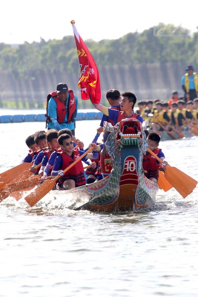 社头国中龙舟队拿下鹿港国际龙舟锦标赛冠军。（校方提供／孙英哲彰化传真）