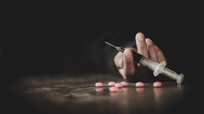 市川猿之助上月被发现与双亲倒卧家中，而父母死因初步判定为药物中毒。(图／示意图非当事人，shutterstock)