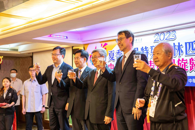 行政院院长陈建仁（中）与行政院发言人林子伦（右2）、教育部部长潘文忠（左2）、体育署署长郑世忠（左1）及2023夏季特奥中华代表团团长李锡津（右1）举杯祝贺2023夏特奥代表团凯旋归国。（体育署提供／陈筱琳台北传真）