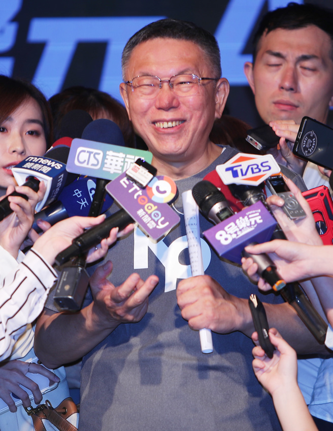 民眾党总统参选人柯文哲27日出席「8号乐元 AI元年」活动发布会，受访时针对时事发表看法。（季志翔摄）