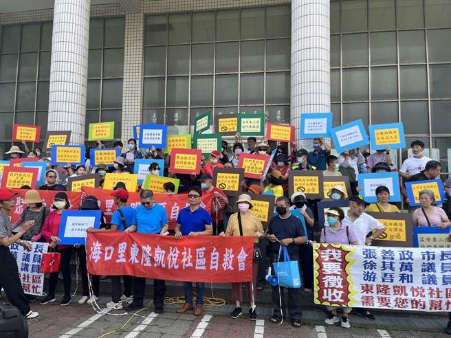 交通部民航局27日办理航空城机场园区徵收座谈会，支持与反对徵收2派居民到场陈情。（民眾提供／蔡明亘桃园传真）