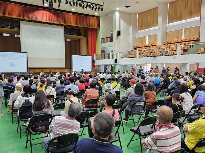 交通部民航局27日办理田寮过田聚落、光明社区、崁下地区、东隆凯悦及君品社区等4处住宅区纳入航空城蛋黄区的区段徵收公开展览前座谈会。（民眾提供／蔡明亘桃园传真）