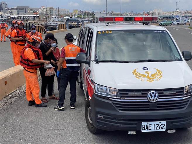 海巡將斷指漁工送達馬公隊部碼頭後，由消防局救護車接手送醫。（許逸民攝）