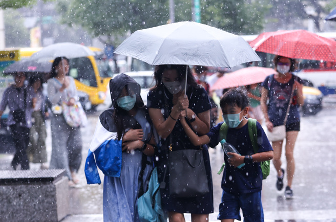 对流云系发展旺盛，气象局发布大雨特报。（报系资料照）
