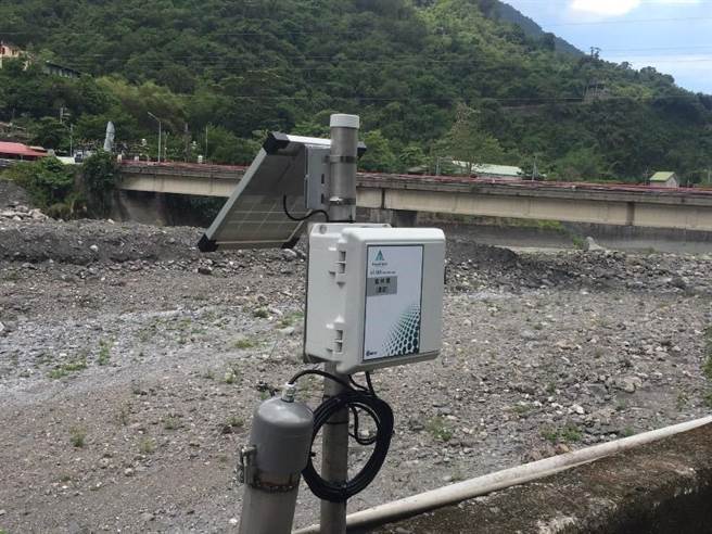 八八风灾重创屏东来义乡，导致林边溪上游的来社溪及瓦鲁斯溪崩塌严重，为此，屏县府针对该2条溪流执行清疏工程，总清疏量100万吨，为县库增加3112万。（屏县府提供／谢佳潾屏东传真）