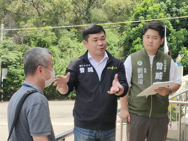 台中市大肚环保公园登山步道位处停车场的公厕老旧、阴暗，台中市议员曾威（中）27日前往会勘，争取将公厕汰旧换新，若可申请改建阳光公厕，也会积极争取。（潘虹恩摄）