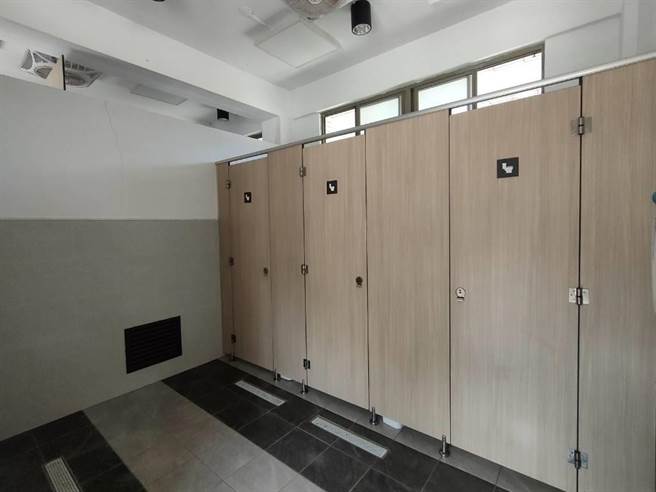 台中市大肚环保公园登山步道位处停车场的公厕老旧、阴暗，另座位处公园旁的阳光公厕改善前述问题。（潘虹恩摄）