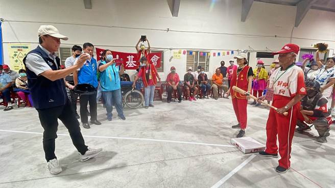 高龄101岁的人瑞吴阿公（右一）担任「台东老人棒球赛」开场打击手，一连击出3支短打，身手不输职业球员。（萧嘉蕙摄）