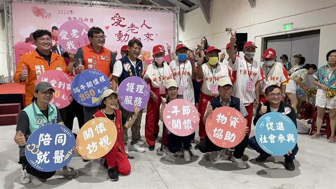 睽违3年，华山基金会台东爱心天使站首办大型活动，带领上百位长者打棒球，体验一日棒球员。（萧嘉蕙摄）