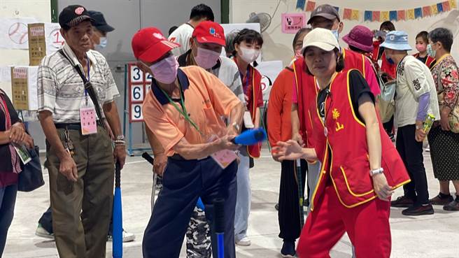 台东长者体验一日棒球员，架式十足，在打击、滑垒、投球等各项趣味闯关活动中，享受运动乐趣。（萧嘉蕙摄）