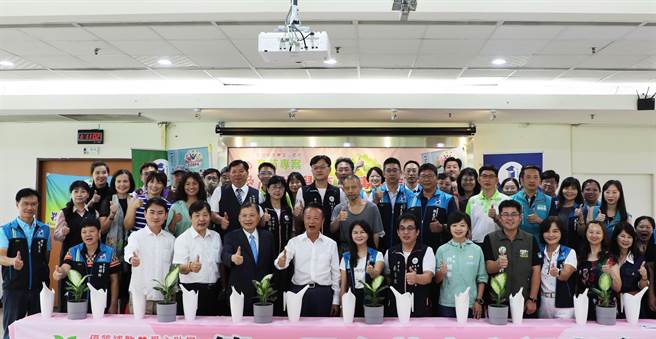 嘉义县长翁章梁肯定嘉义县补教协会推动「爱心助学育苗专案」助弱势学子。（廖素慧摄）