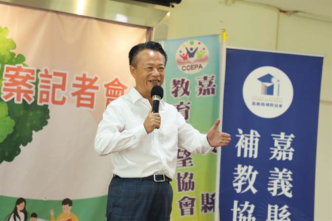 嘉义县长翁章梁认为「教育资源平等」必需要持续关心。（廖素慧摄）