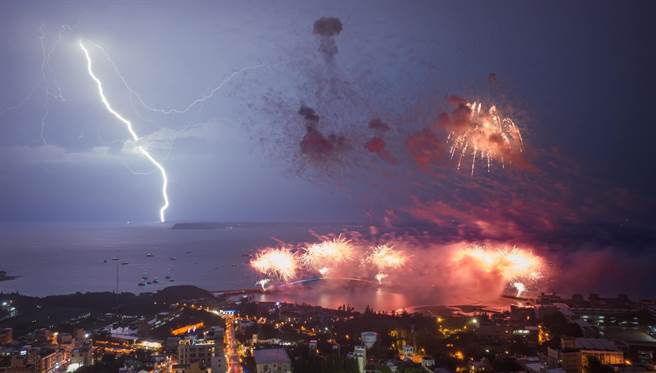 花火与雷电难得同框，好似雷神索尔也下凡来看。（张莹莹提供／许逸民澎湖传真）
