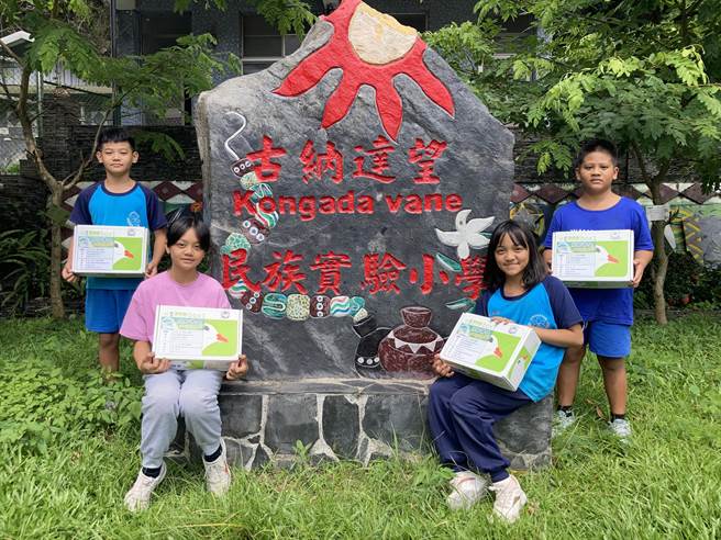 高雄市立图书馆推出「原乡书盒限定版」服务，增进原乡阅读平权。自7月1日上线。（高雄市文化局提供／崔正纲高雄传真）