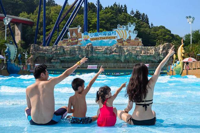 （劍湖山世界今年加碼推出泳裝優惠案，女性穿比基尼泳裝、男性著三角泳褲現場購票，可享99元水陸暢玩一整天！圖／業者提供）