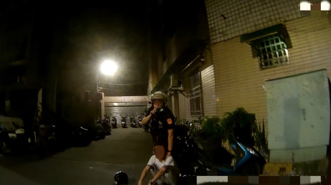 新北市1名23岁黄姓男子于板桥区大仁街巷弄内拉K，板桥派出所员警巡逻经过，突然闻到浓厚恺他命味道于是下车查看，黄男见警随即跑离，并丢弃香菸盒，警方追缉约70公尺后控制黄男。（翻摄画面）