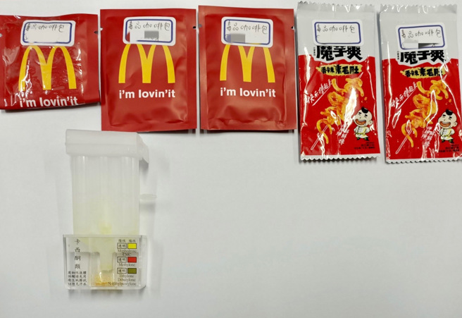 现场起获丢弃之恺他命掺食吸管1支，及丢弃于路边的毒品咖啡包5包，警询后全案依毒品危害防制条例移送侦办。 （翻摄画面）