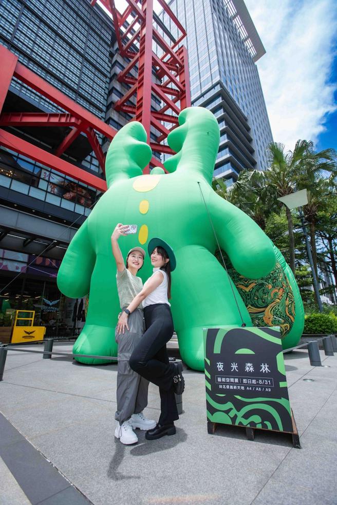 「Chill形虫」展品于新光三越台北信义新天地A8登场，可搭配AR扩增实境互动体验。（吴松翰摄）