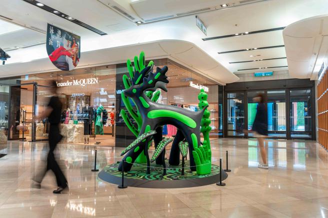 「森之鹿」展品在新光三越台北信义新天地A9，带来温暖的意象。（吴松翰摄）