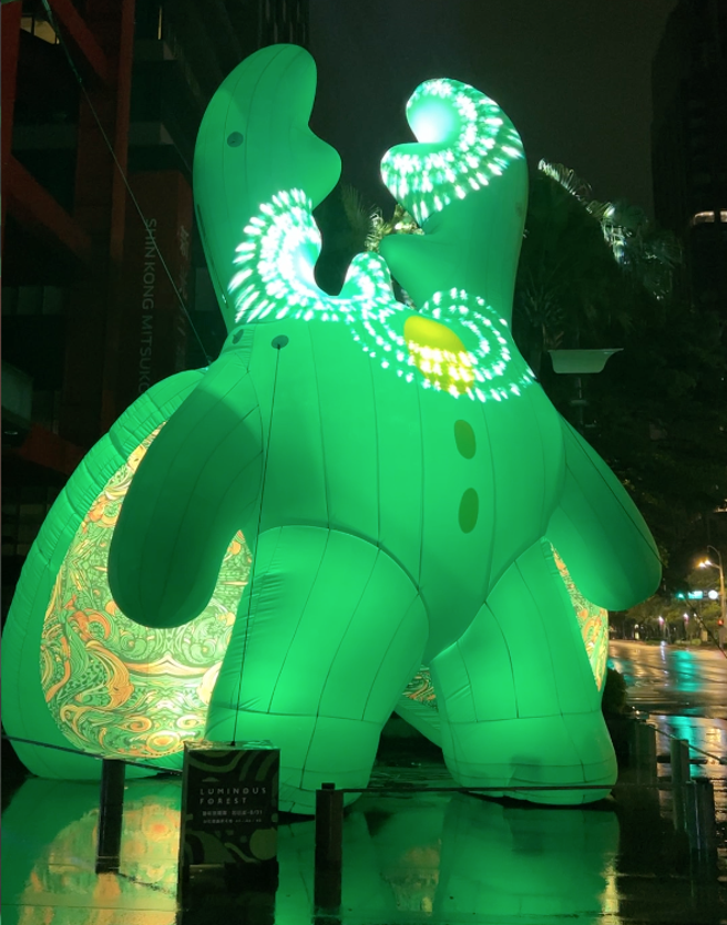 新光三越台北信义新天地A8每晚6点至10点，每半小时Chill形虫会带来魔幻灯光声音秀。（新光三越提供／吴奕萱台北传真）