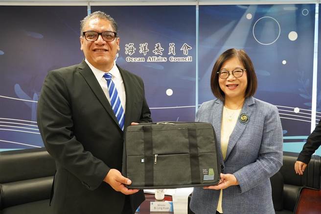 海洋委员会主委管碧玲（右）27日致赠海废公事包给贝里斯国防暨边境安全部长马林。（海委会提供／林瑞益高雄传真）