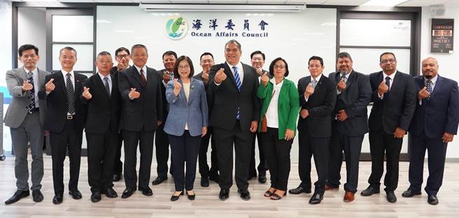 海洋委员会主委管碧玲（前左五）27日会见贝里斯国防暨边境安全部长马林（Florencio Marin Jr.）等一行人。（海委会提供／林瑞益高雄传真）