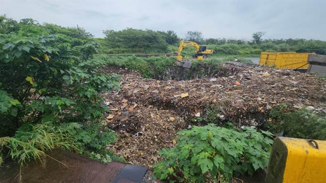 淡水垃圾掩埋場雖在2001年封閉復育，現今仍為淡水清潔隊部以及垃圾暫置場，但現場不僅設施簡陋，露天存放的暫置垃圾也直接接觸土壤，新北市議員鄭宇恩質疑恐造成土地汙染。(黃敬文翻攝)