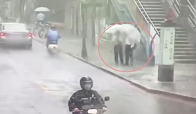 林翁与张姓车手交谈。（翻摄画面）