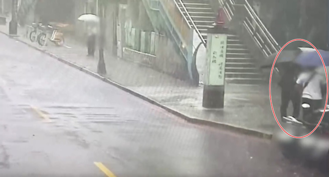 警方将张姓车手带返所。（翻摄画面）