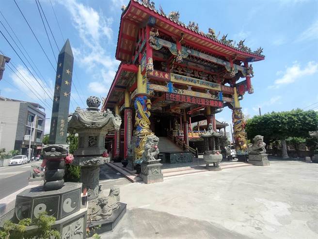 台中大肚合兴宫金炉旁的「宝剑」除用以挡煞，传说有「斩小三」、砍断婚外情的功力，为信徒津津乐道。（潘虹恩摄）