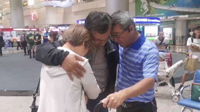 门男父母今（27）日下午搭机来台，悲愤地表示，「这么年轻的生命就这样走了」，盼望儿子的死能唤醒台湾政府及民眾的交通观念，让大家不再受伤害。（翻摄画面）