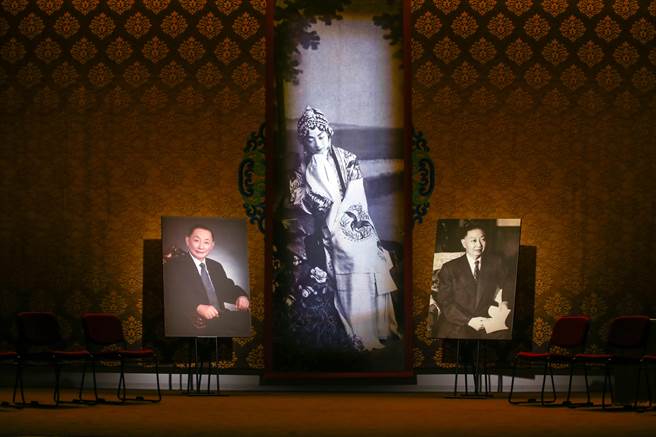 国家文艺奖得主魏海敏首度正式收徒弟，今（27）日上午举办收徒典礼，舞台上摆放了梅兰芳、梅葆玖，还有梅兰芳诠释《牡丹亭》杜丽娘一角的照片（见图），这张照片影响魏海敏的人生。（邓博仁摄）