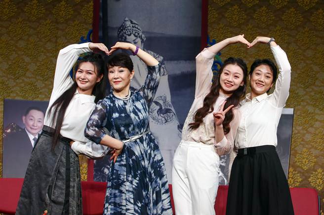 国家文艺奖得主魏海敏（左二）首度正式收徒弟，左一为弟子黄若琳，右一为弟子黄诗雅，右二为弟子陈允雯。（邓博仁摄）