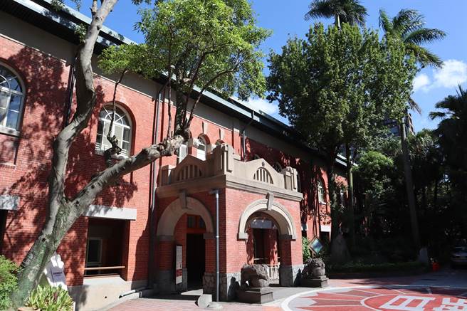 台北市日新国小学生曾在1995年创作艺术墙「儿童的缤纷世界」。（摘自日新国小脸书粉专／蔡佩珈台北传真）