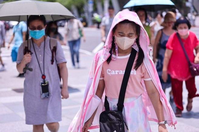 气象局表示明天5县市中午前后高温达36度。（示意图／罗永铭摄影）