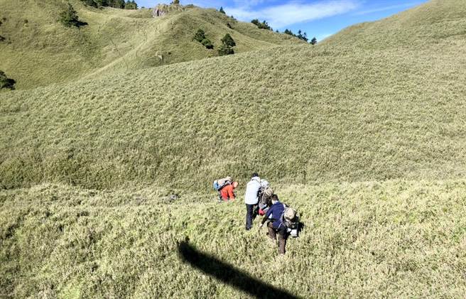 搜救人员27日上午至能高安东军山搜寻脱队失联者，下午接获他已下山准备搭高铁回家。（南投县消防局提供／杨静茹南投传真）