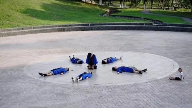 大陆青年失业率居高不下，许多面临毕业即失业的大学生以躺平毕业照来自我嘲讽。（图／网路）