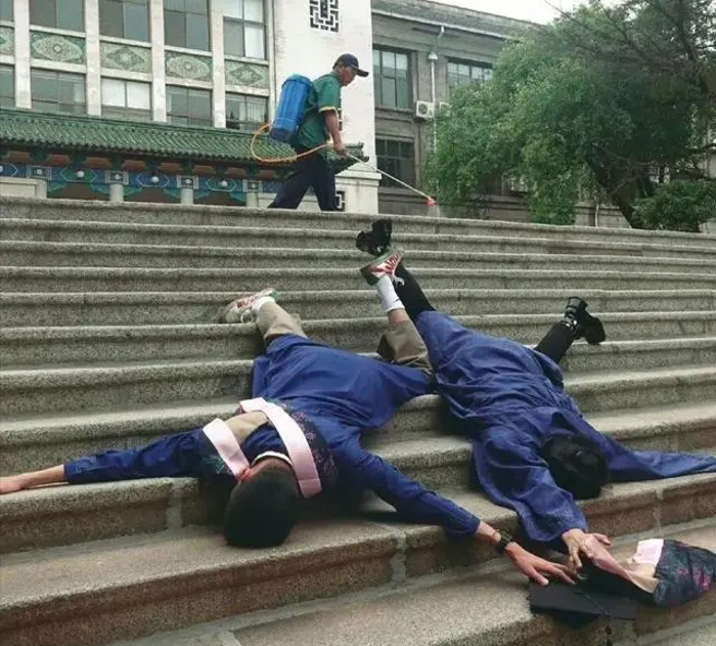 大学毕业生拍躺平毕业照颇多创意，但也反映出毕业生进入社会面对就业难的焦虑 。（图／网路） 