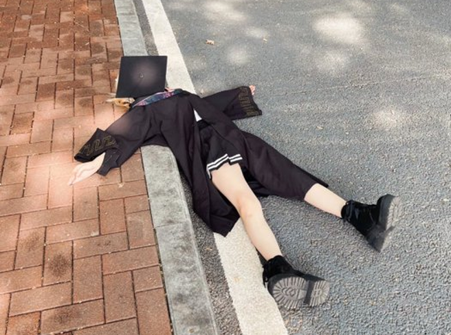 大陆大学毕业生在校园与公共场所的地面上、长椅上、景点前用躺平姿态摄影，即兴式发挥毕业时内心错综复杂的感受。（图／网路）