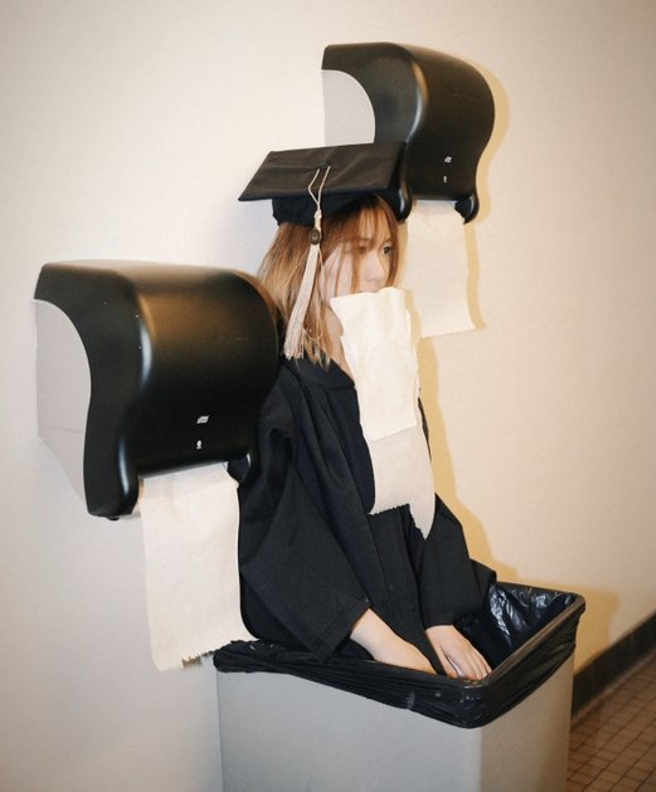 有毕业生在镜头前示意将毕业证书塞进垃圾桶，暗示大学学位失去价值，也有人整个人站在垃圾桶里。（图／微博）
