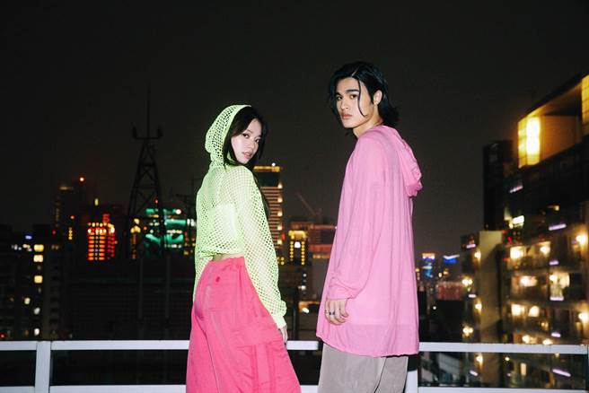 柯棨棋（右）日前拍摄新歌MV，邀来同门师妹粼粼出演。（华研国际提供）