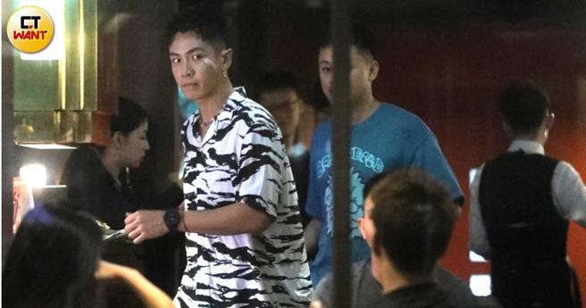 穿着黑白花纹衬衫的柯震东帅气现身生日会。（图／本刊摄影组）