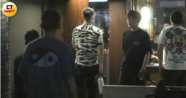 柯震东与友人们准备步出店外，在这样的场合他手上竟还拎着水壶。（图／本刊摄影组）