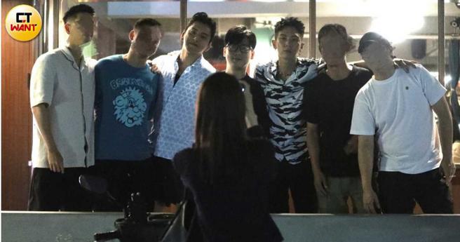 柯震东（右三）与包括王大陆（左三）等数位復兴中小学毕业的同学一同庆生合影，充满阳刚气息。（图／本刊摄影组）