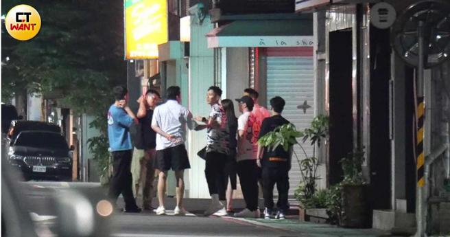 一群人散步前往柯震东家的另一间店续摊，路上王大陆与柯震东不停地讲话。（图／本刊摄影组）