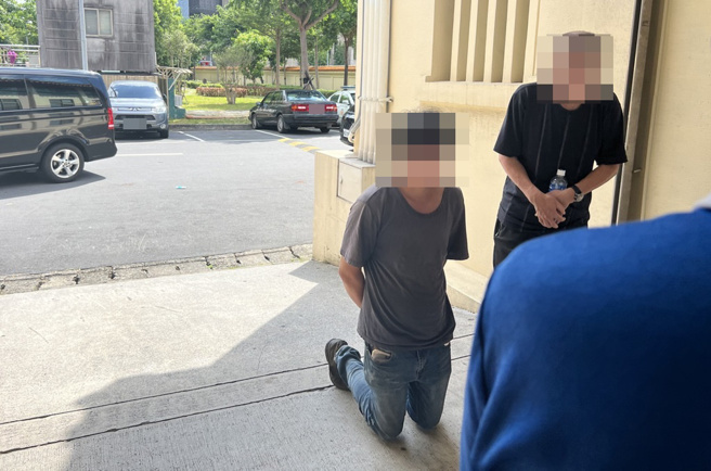 張姓肇事駕駛在父親的陪同下到場，張男當場下跪，並表示「真的很抱歉」。（圖／民眾提供）