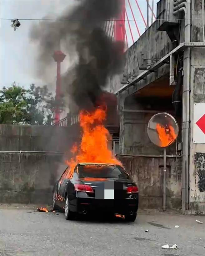 消防人员到场时，车辆已经陷入火海。（翻摄照片／李京升苗栗传真)