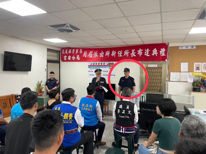 人夫随扈竟是花莲县吉安分局月眉派出所长李世勋(图右)。(翻摄自吉安分局脸书)