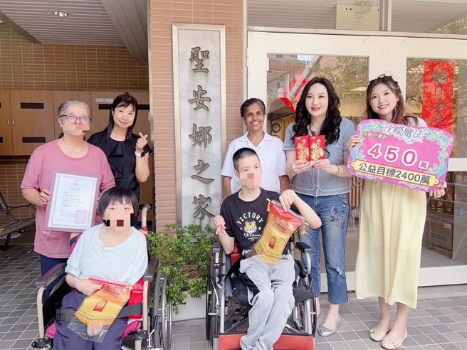 沈嵘（右二）公益捐款已累计达450万元。（圣安娜之家提供）